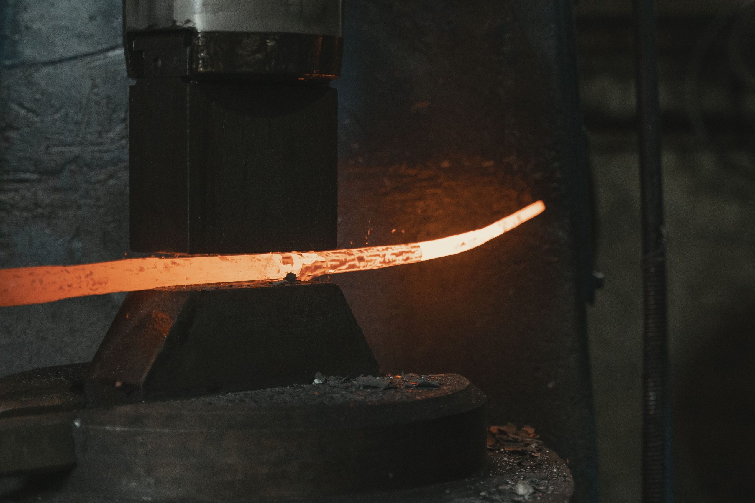 Fer incandescent forgé artisanalement à chaud
