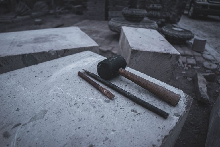 Marteau et ciseaux de maçon sur blocs béton
