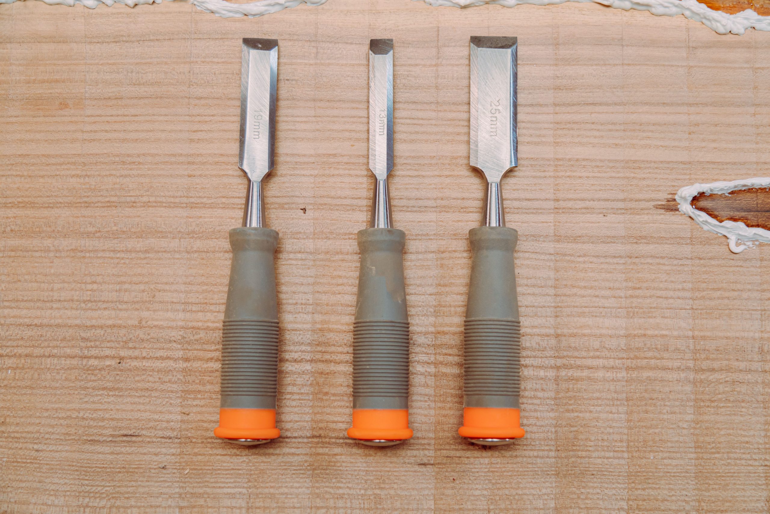 Trois ciseaux métalliques sur surface bois