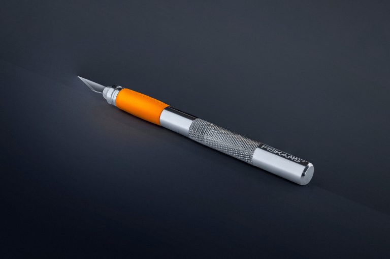 Cutter lame rétractable orange et argent