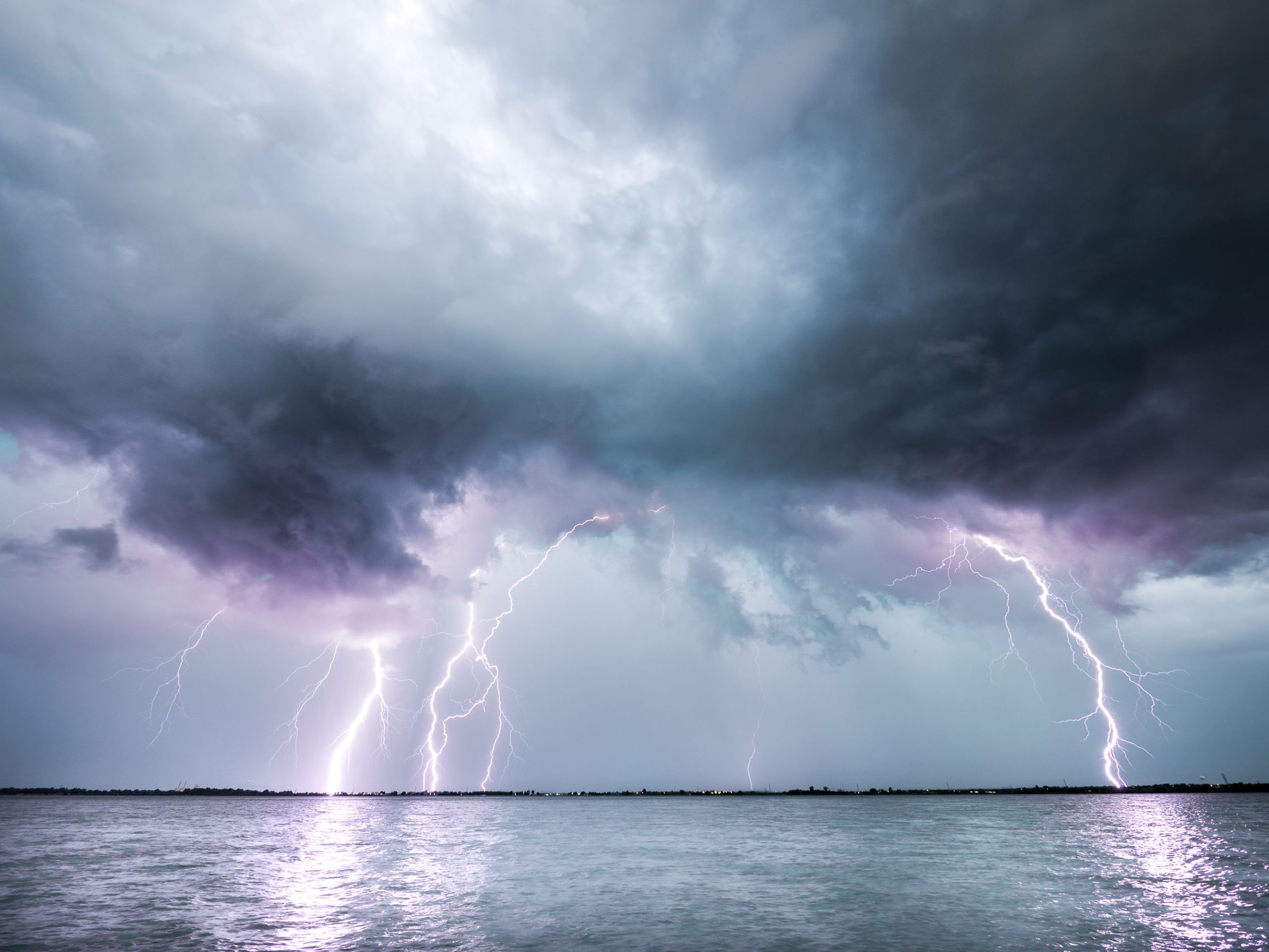 Éclairs illuminant ciel tempête Oklahoma eau