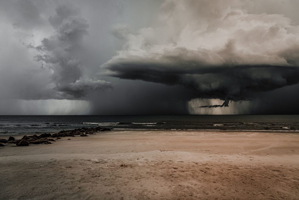 Nuages orageux sombres sur plage déserte