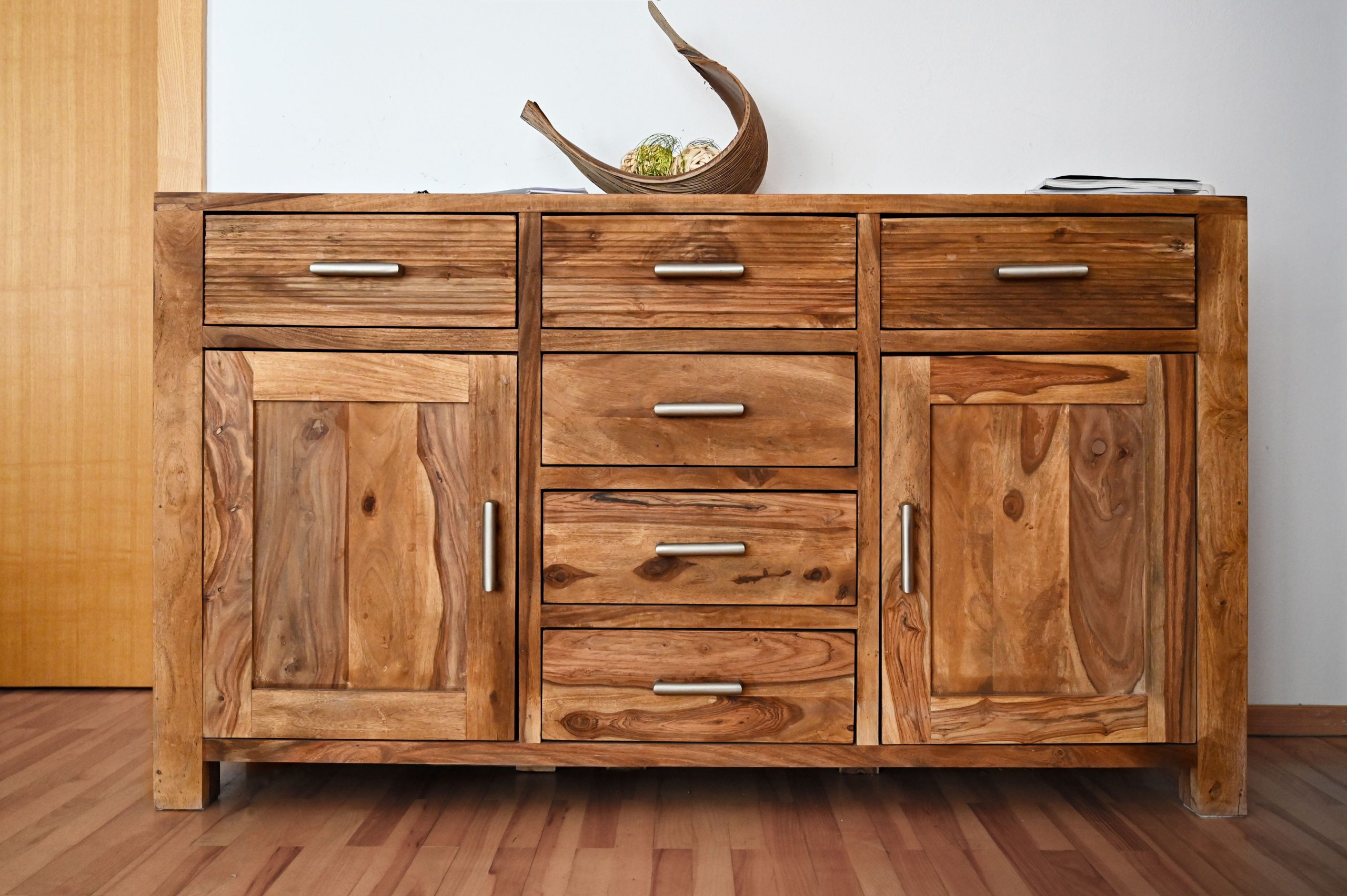 Meuble en bois naturel avec finition brillante