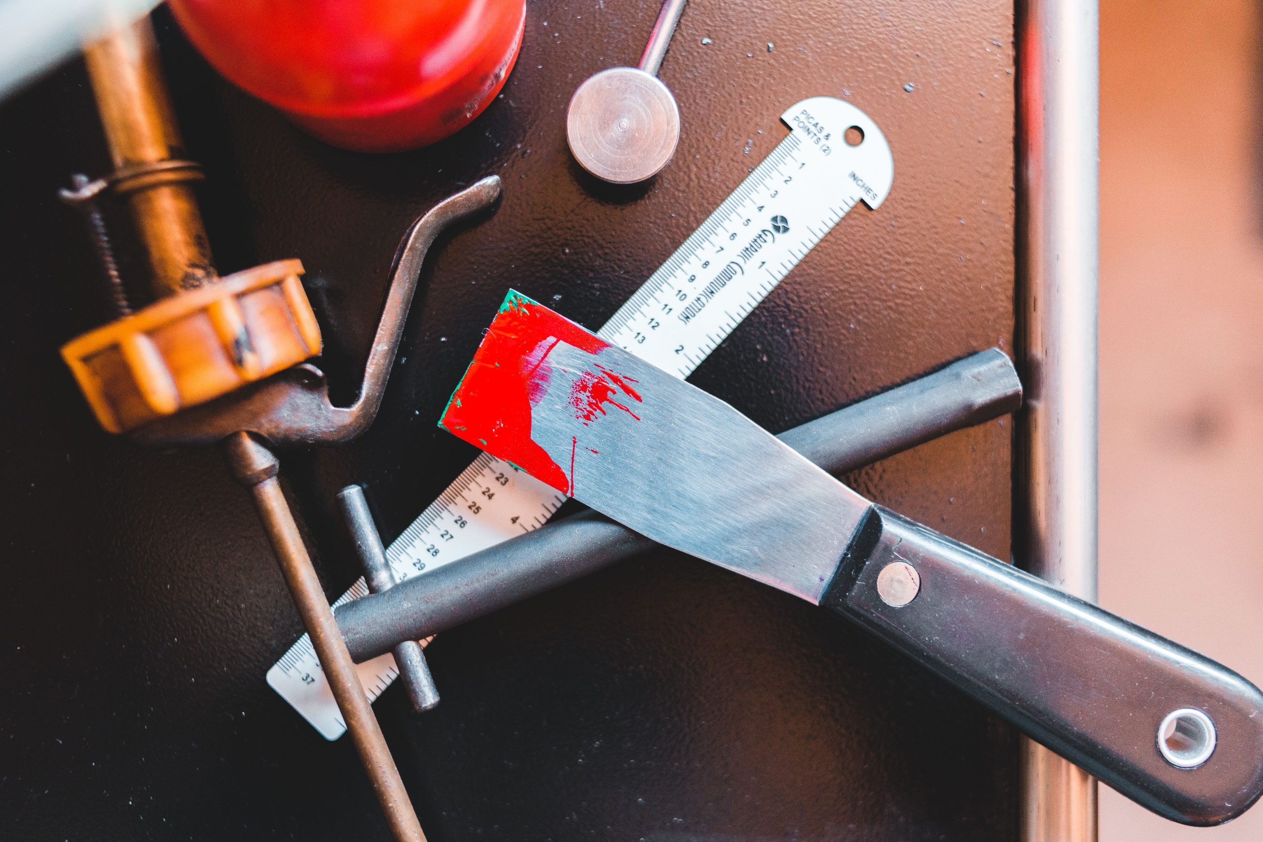 Ensemble d'outils de pose joint sur table noire