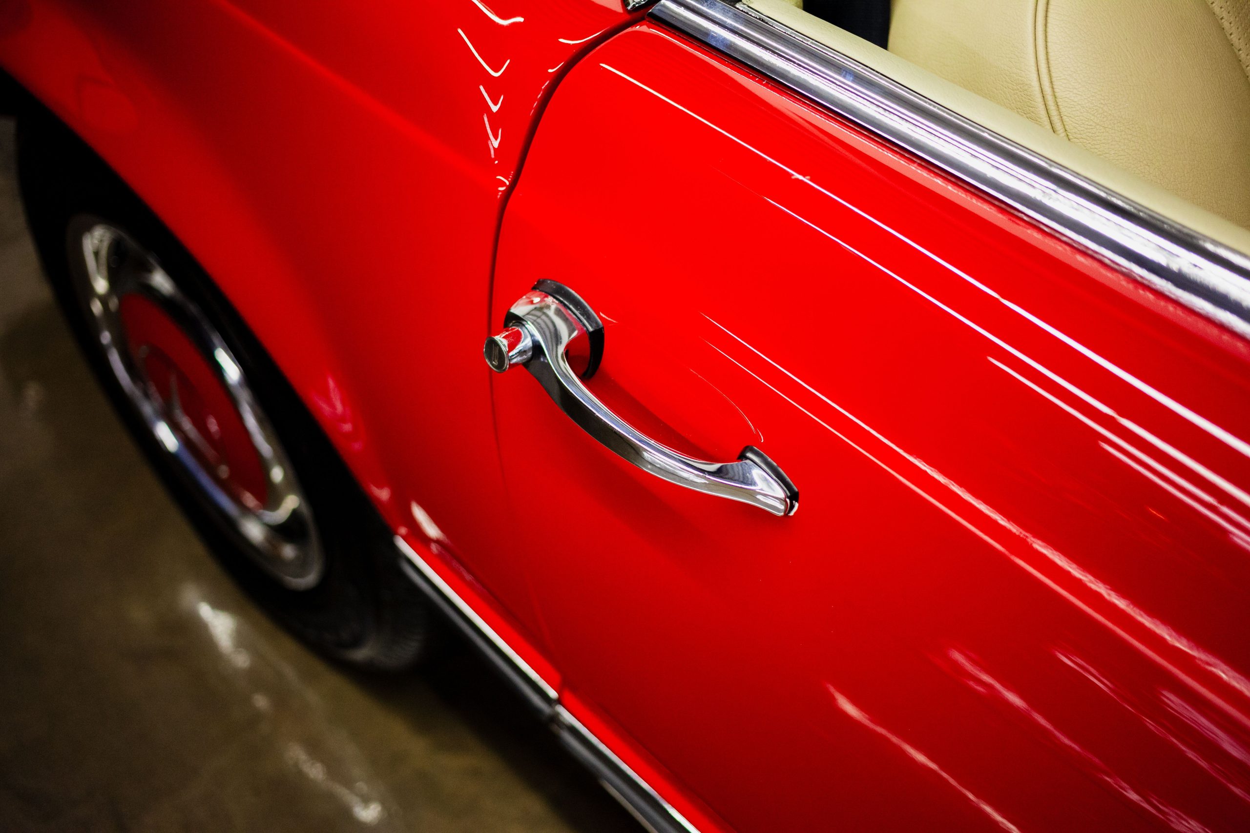 Porte rouge brillante avec poignée chromée