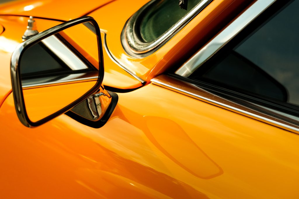 Peinture brillante orange d'une voiture vintage