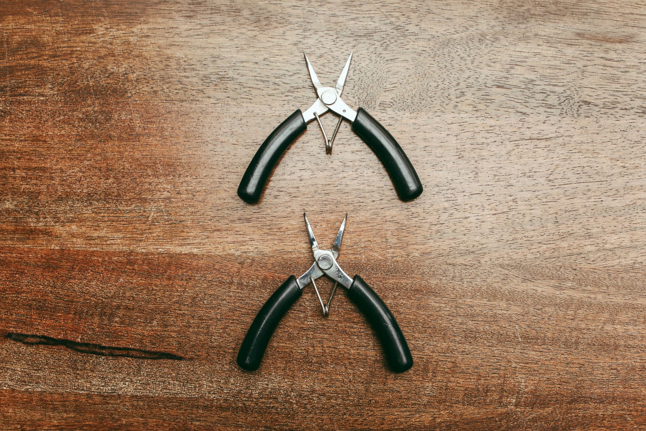 Deux pinces à bec long acier inoxydable bois