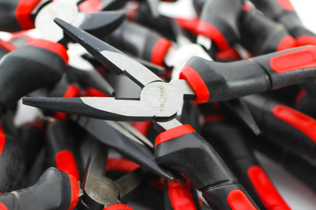 Pince à bec long rouge et noir pour atelier