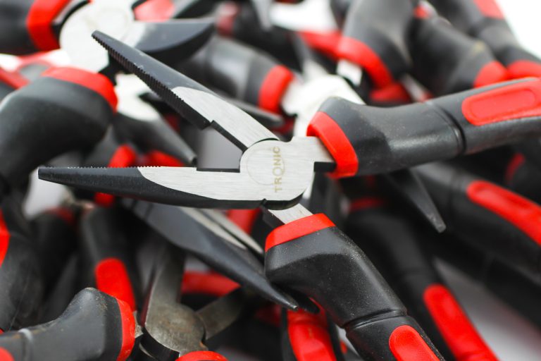 Pince à bec long rouge et noir pour atelier