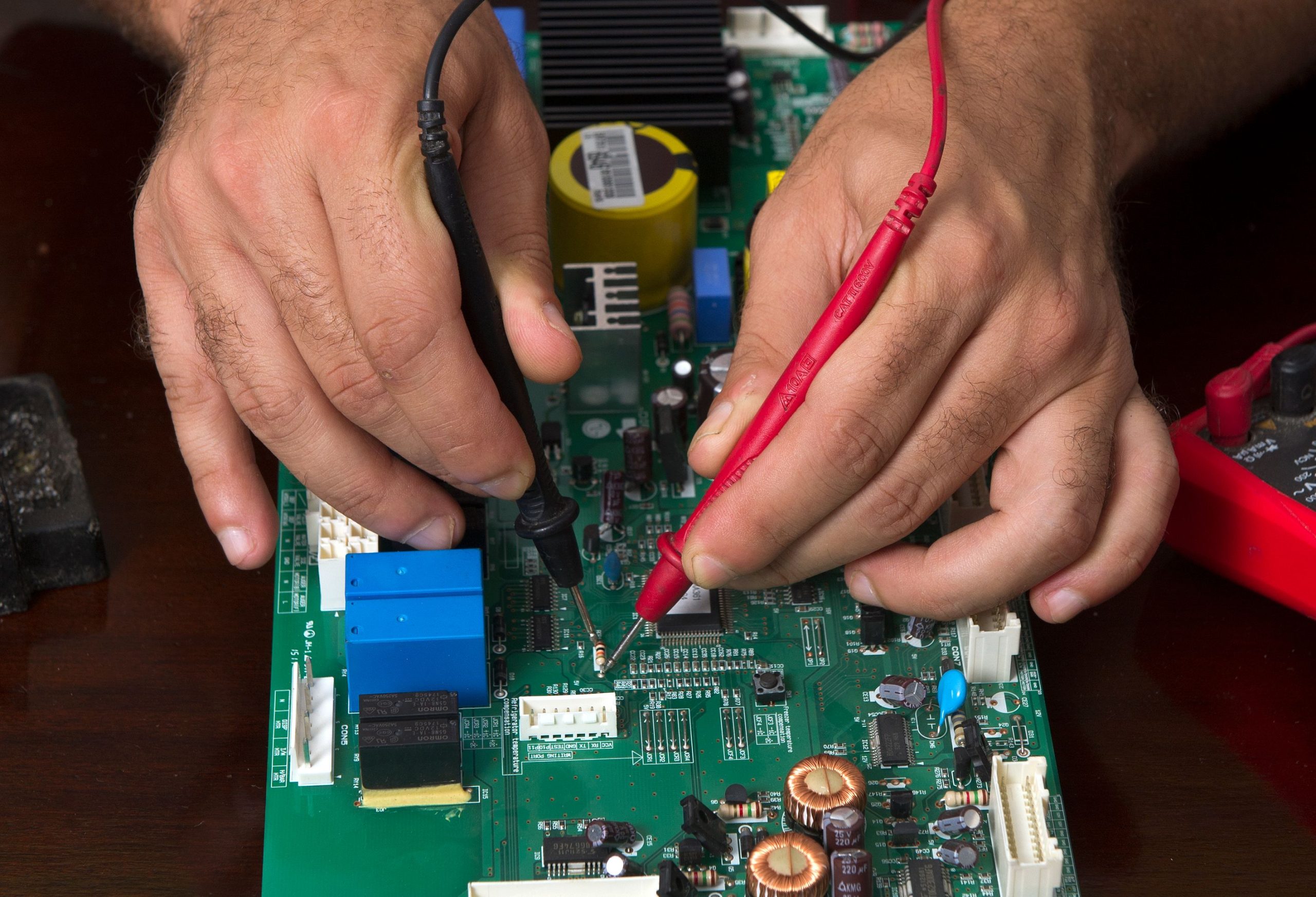 Mains réparant circuit électronique avec précision