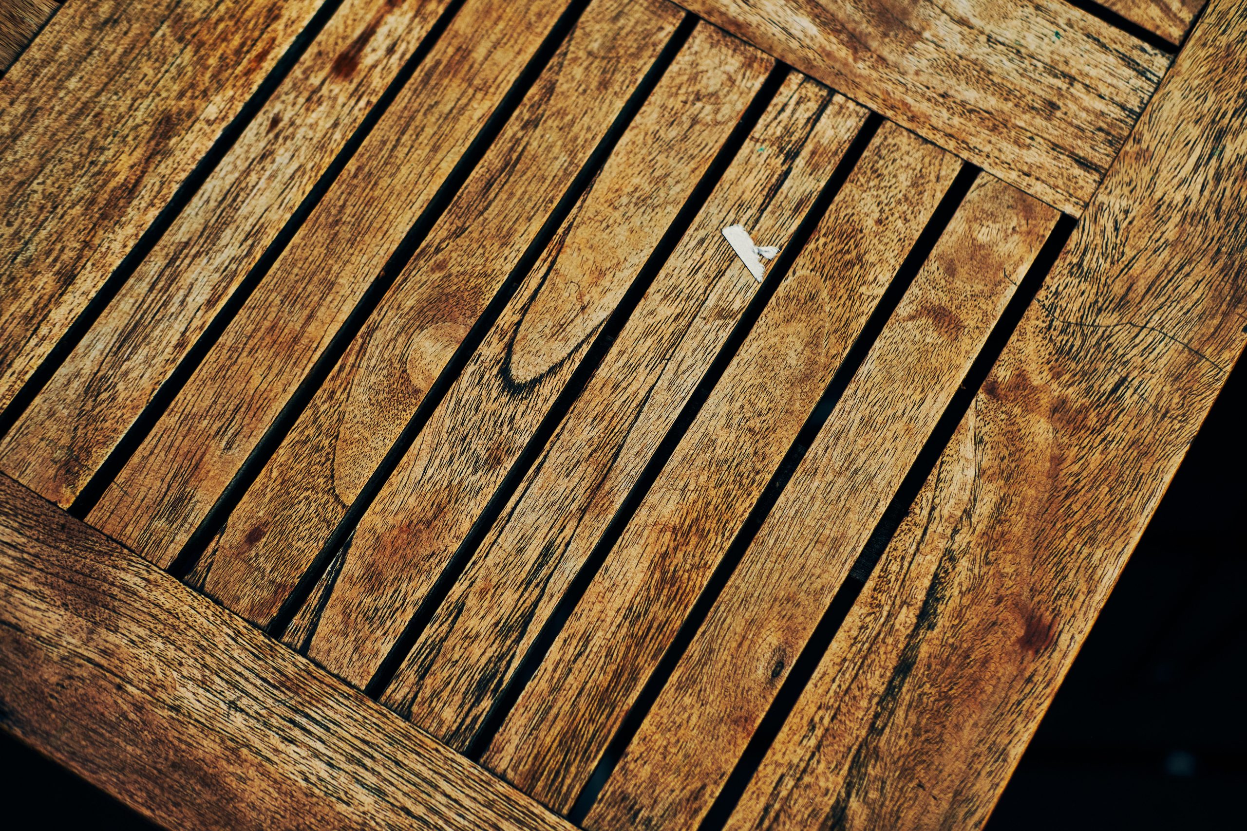 Surface en bois rustique avec veines naturelles