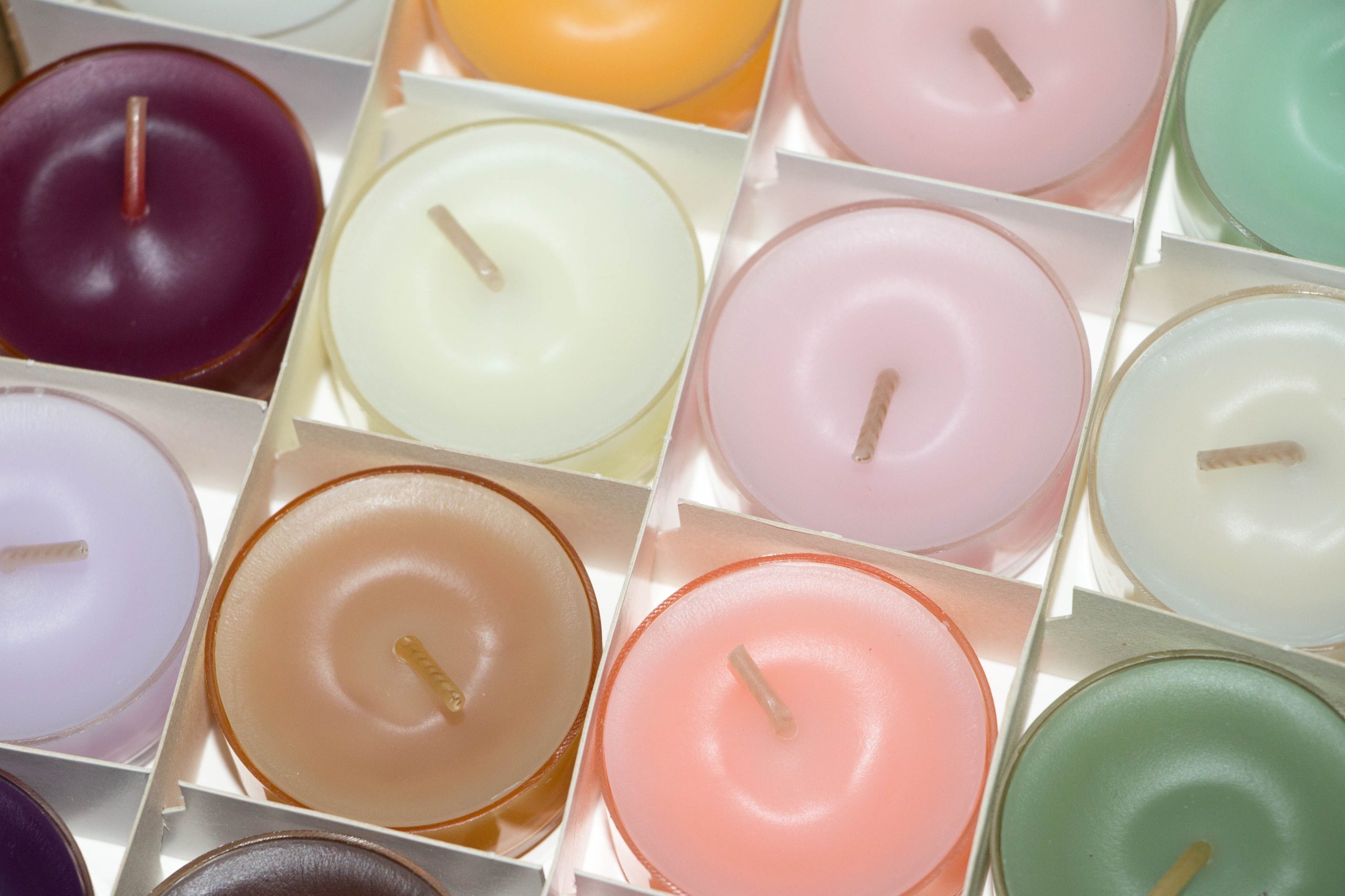 Collection bougies chauffe-plat colorées en décoration