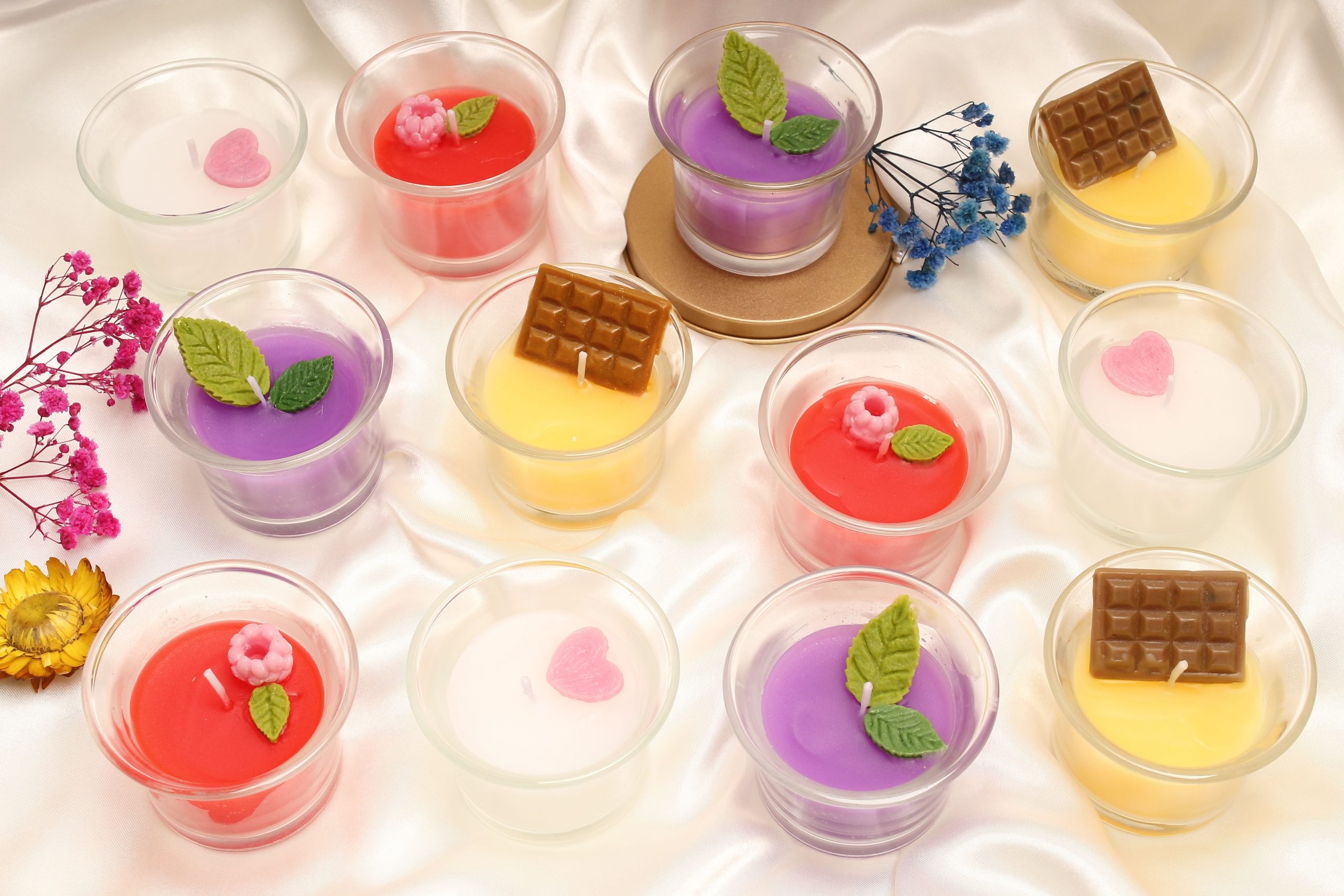 Bougies colorees avec fleurs et garnitures chocolat