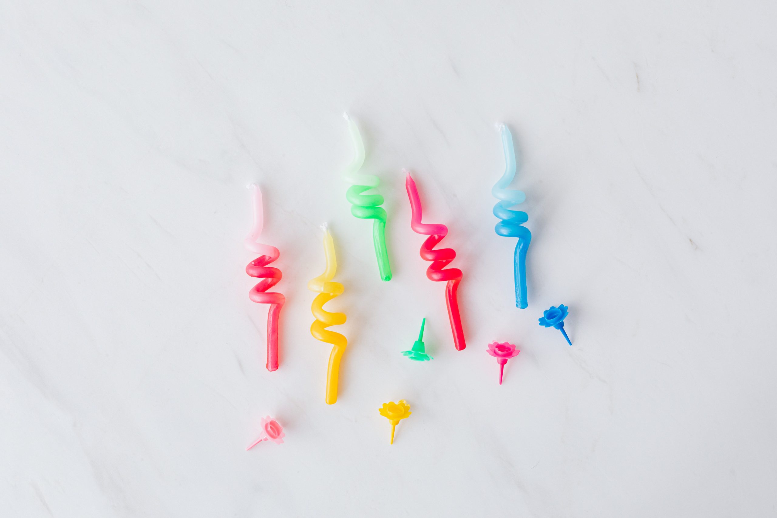 Vue de dessus bougies multicolores sur marbre blanc
