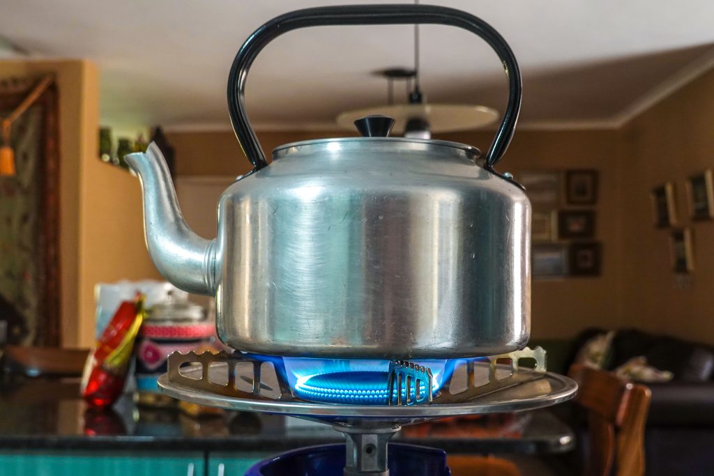 Bouilloire inox chauffant sur cuisinière gaz