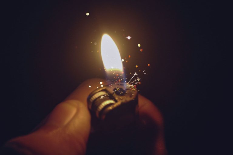 Briquet électronique allumé avec flamme intense et étincelles