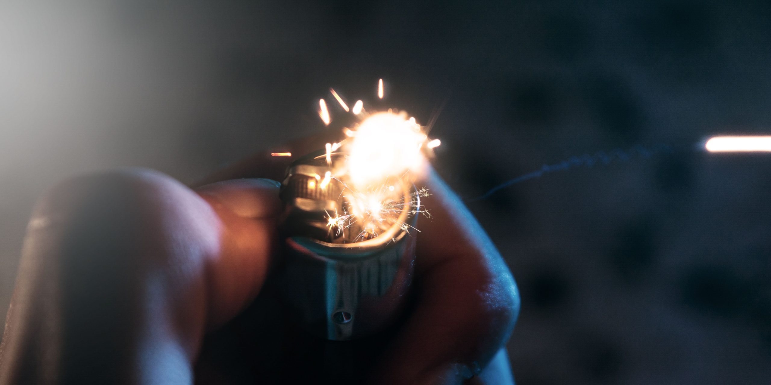 Macro photographie briquet avec étincelles en mouvement