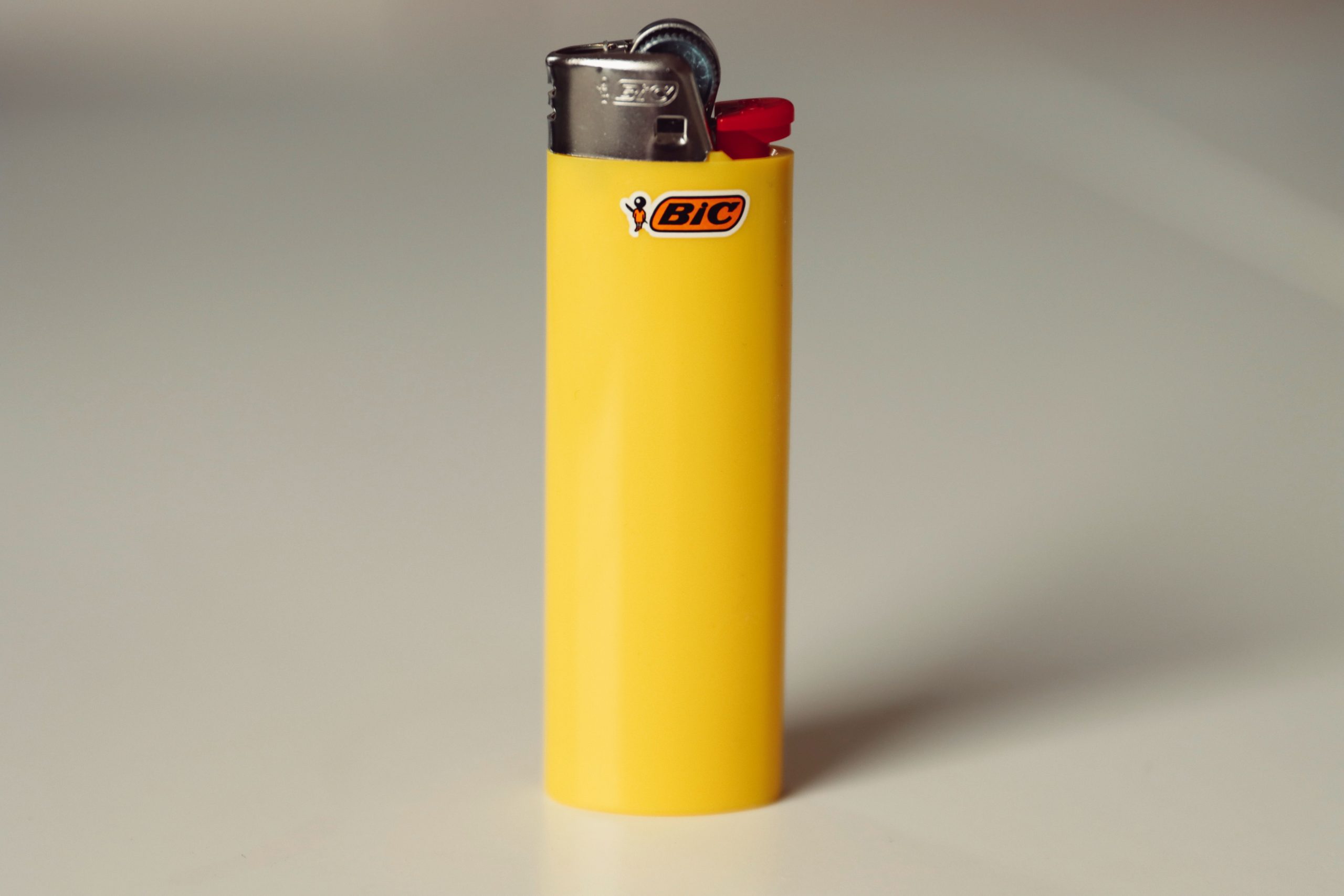 Briquet électronique jaune sur fond blanc studio