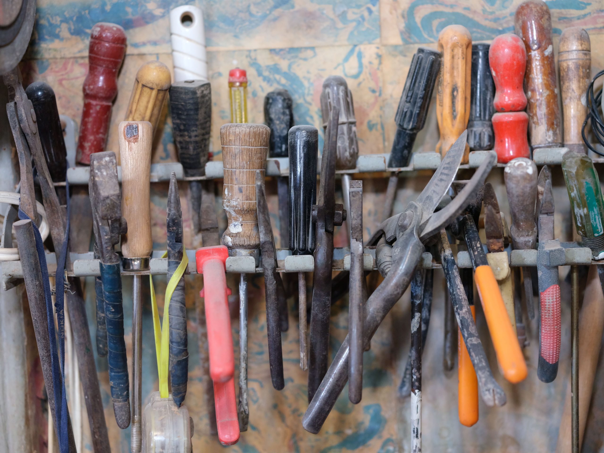 Set d'outils organisés sur rangement atelier