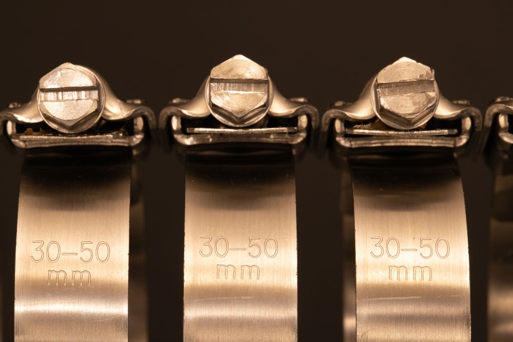 Quatre colliers de serrage metal avec mesures 30-50mm