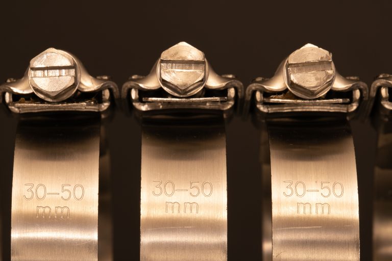 Quatre colliers de serrage metal avec mesures 30-50mm