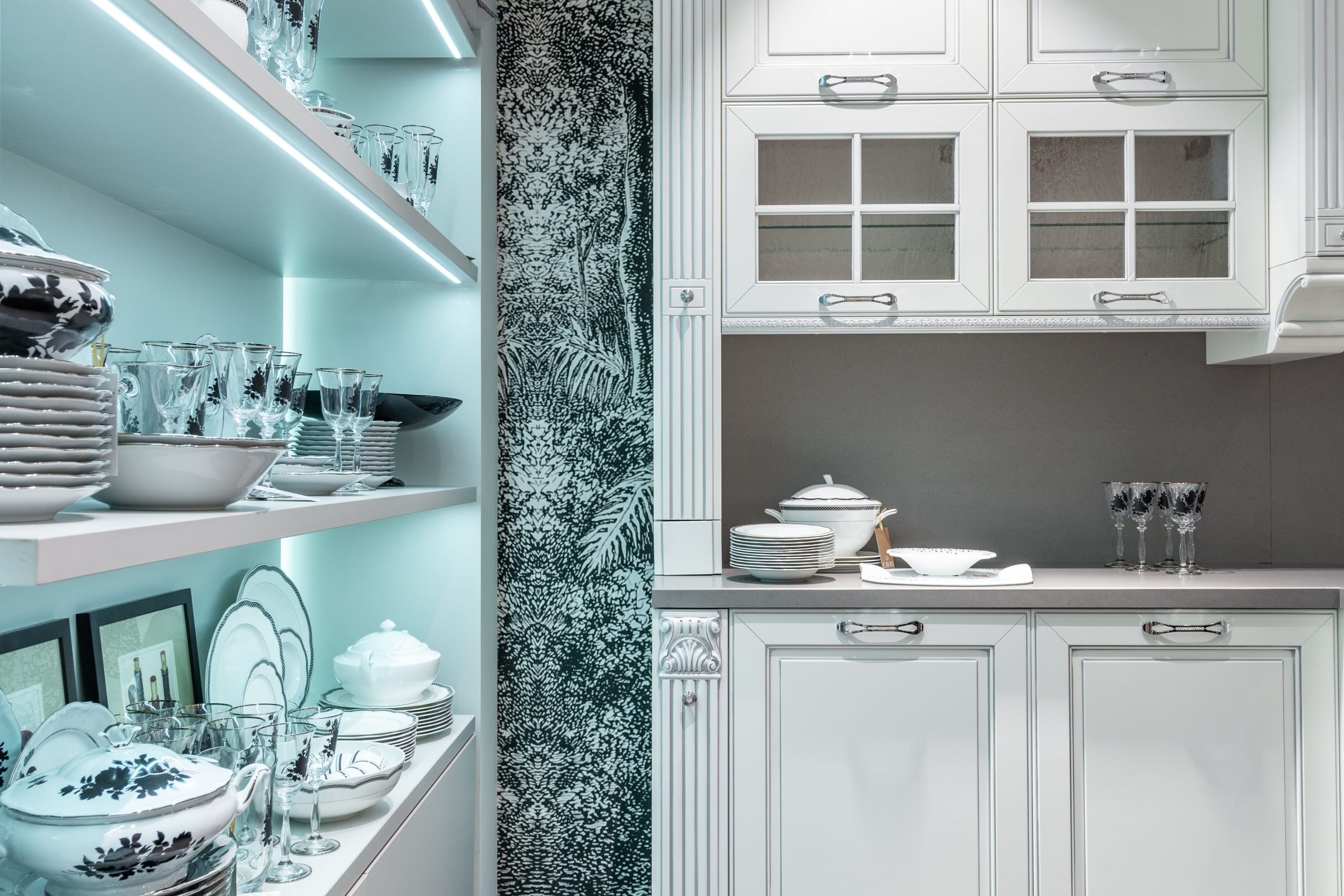 Cuisine blanche sophistiquée avec meubles brillants et vaisselle