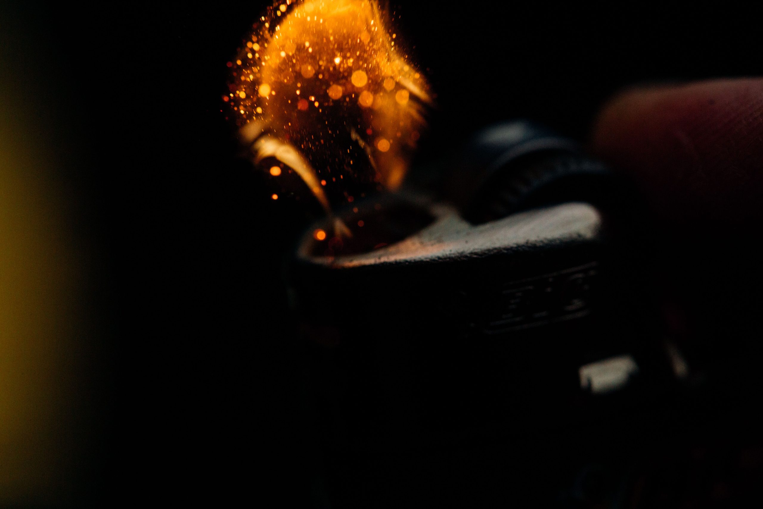 Étincelles d'ignition d'un briquet électronique en gros plan