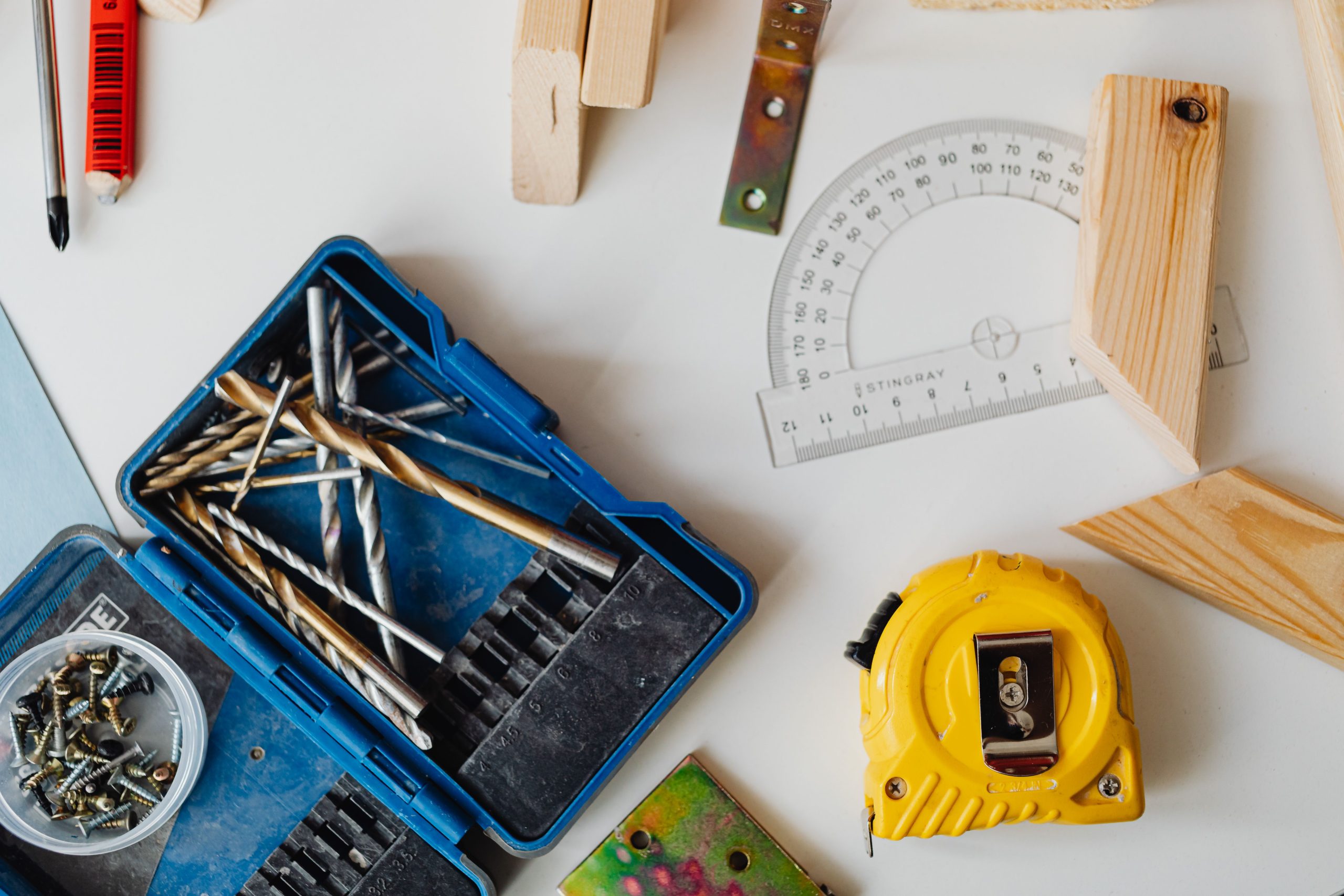 Outils de menuiserie et forets assortis