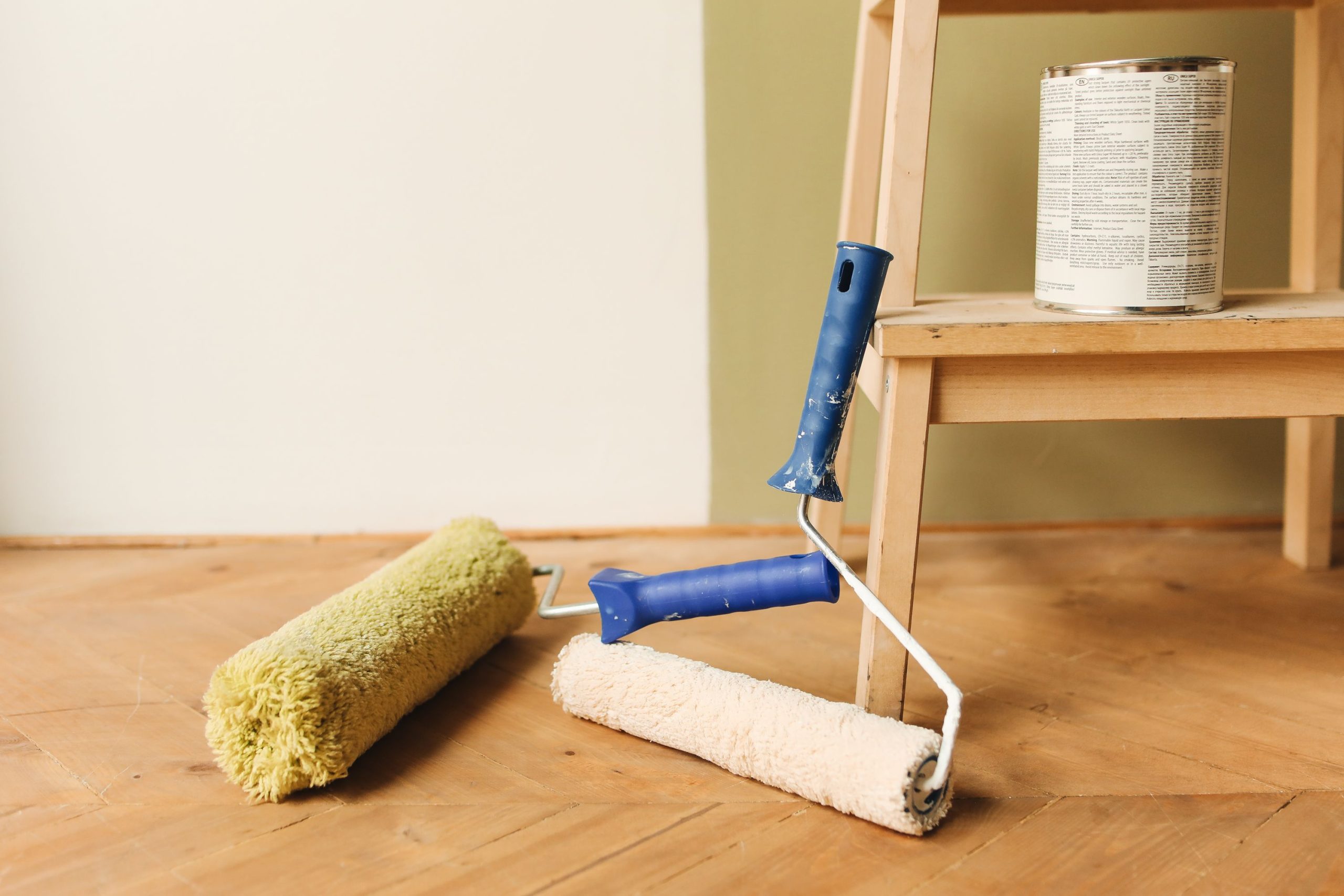 Manches peinture et pot sur plancher bois