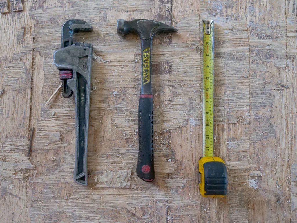 Massette, clé et mètre sur bois