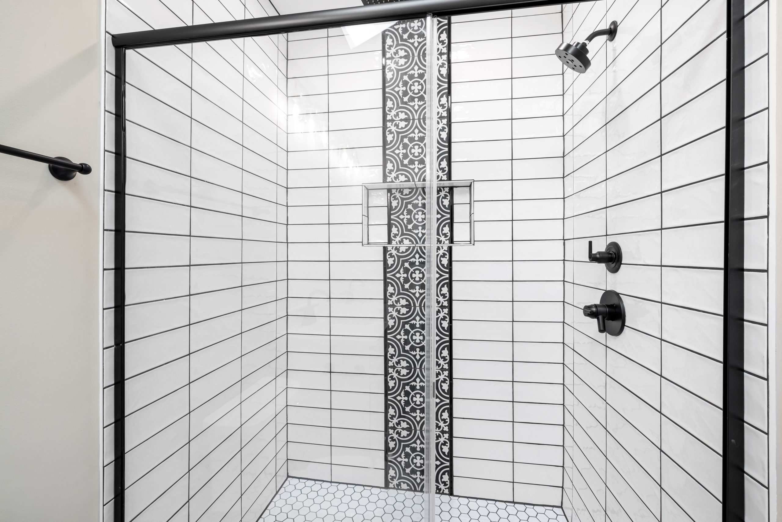 Douche carrelage blanc avec mur noir motif moderne