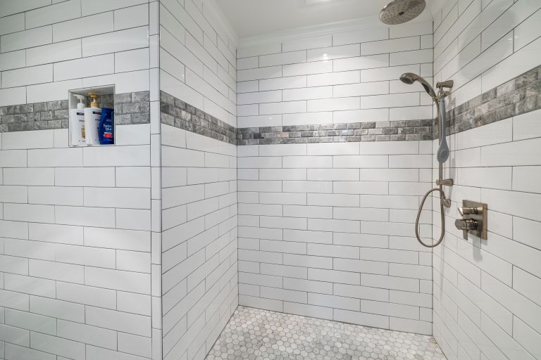 Salle de bain moderne avec carrelage blanc et douche épurée