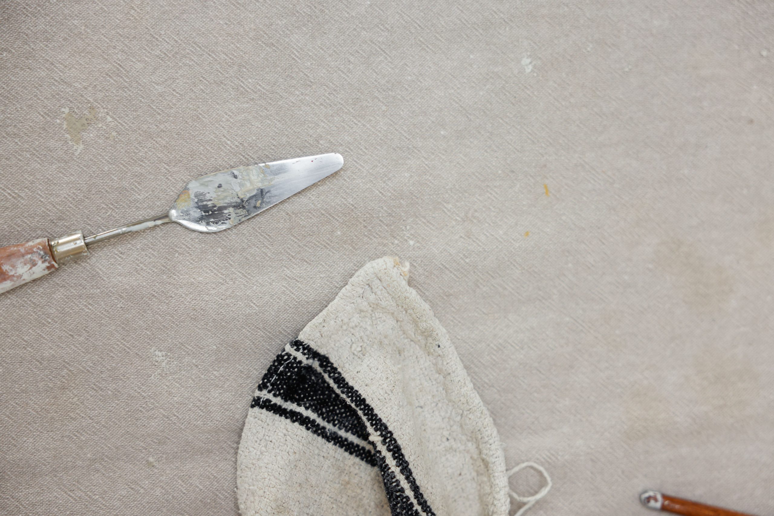 Palette artistique et tissu sur toile texturée