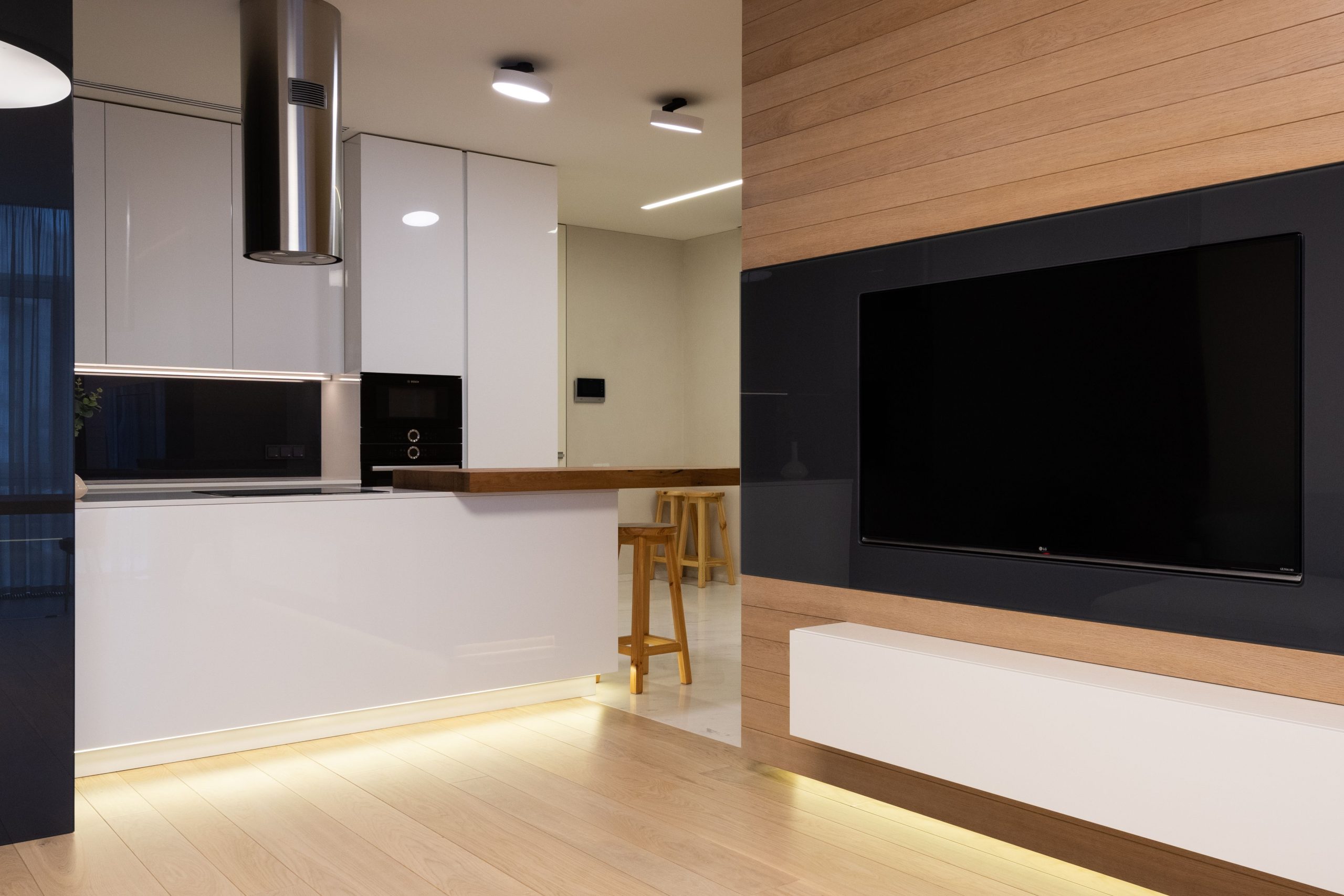 Appartement moderne avec cuisine laquée brillante et luminaire