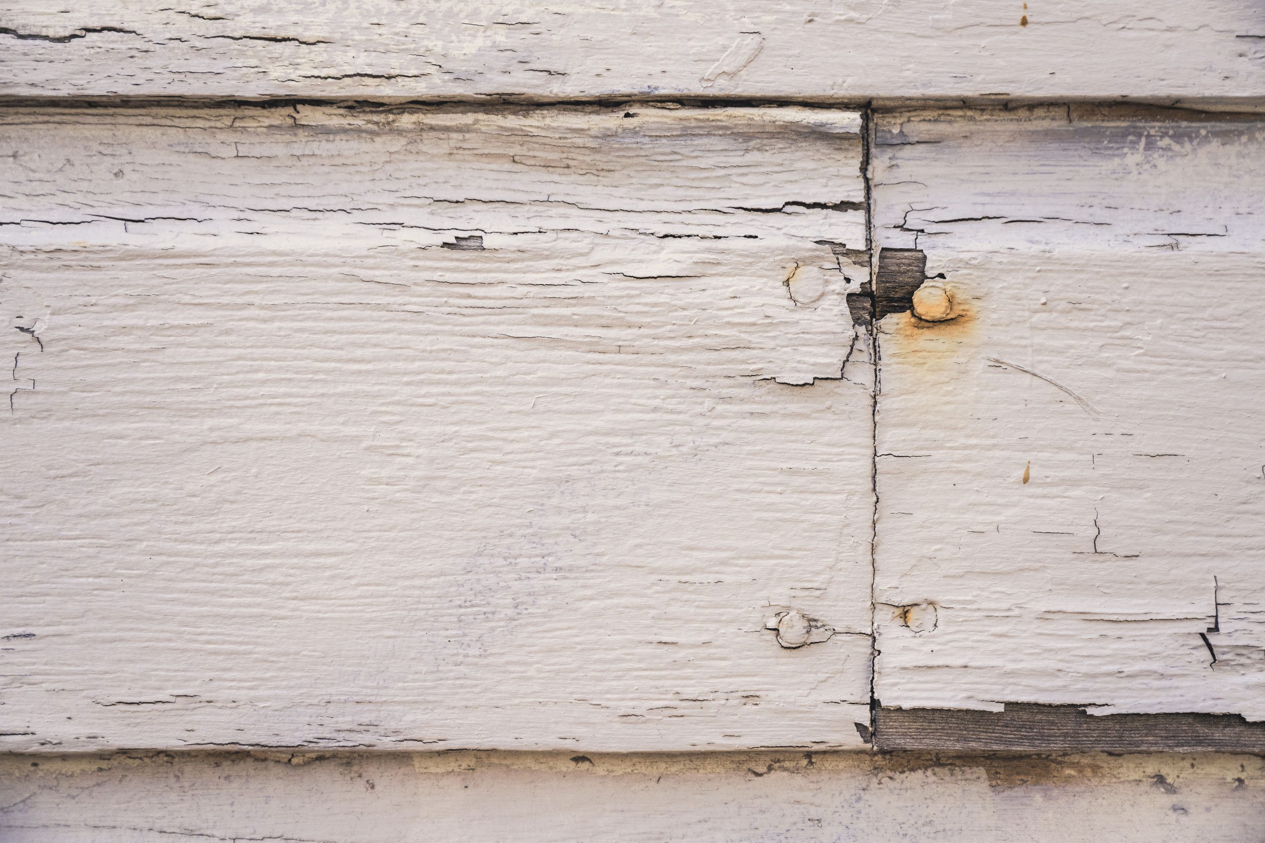 Mur bois peint blanc craquelé vieilli