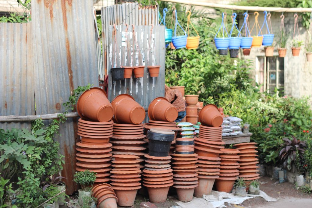 Pots empilables colorés suspendus au jardin