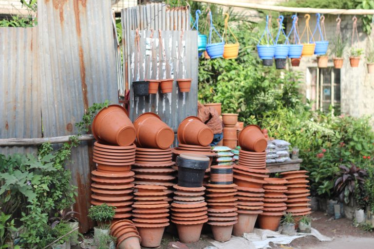 Pots empilables colorés suspendus au jardin