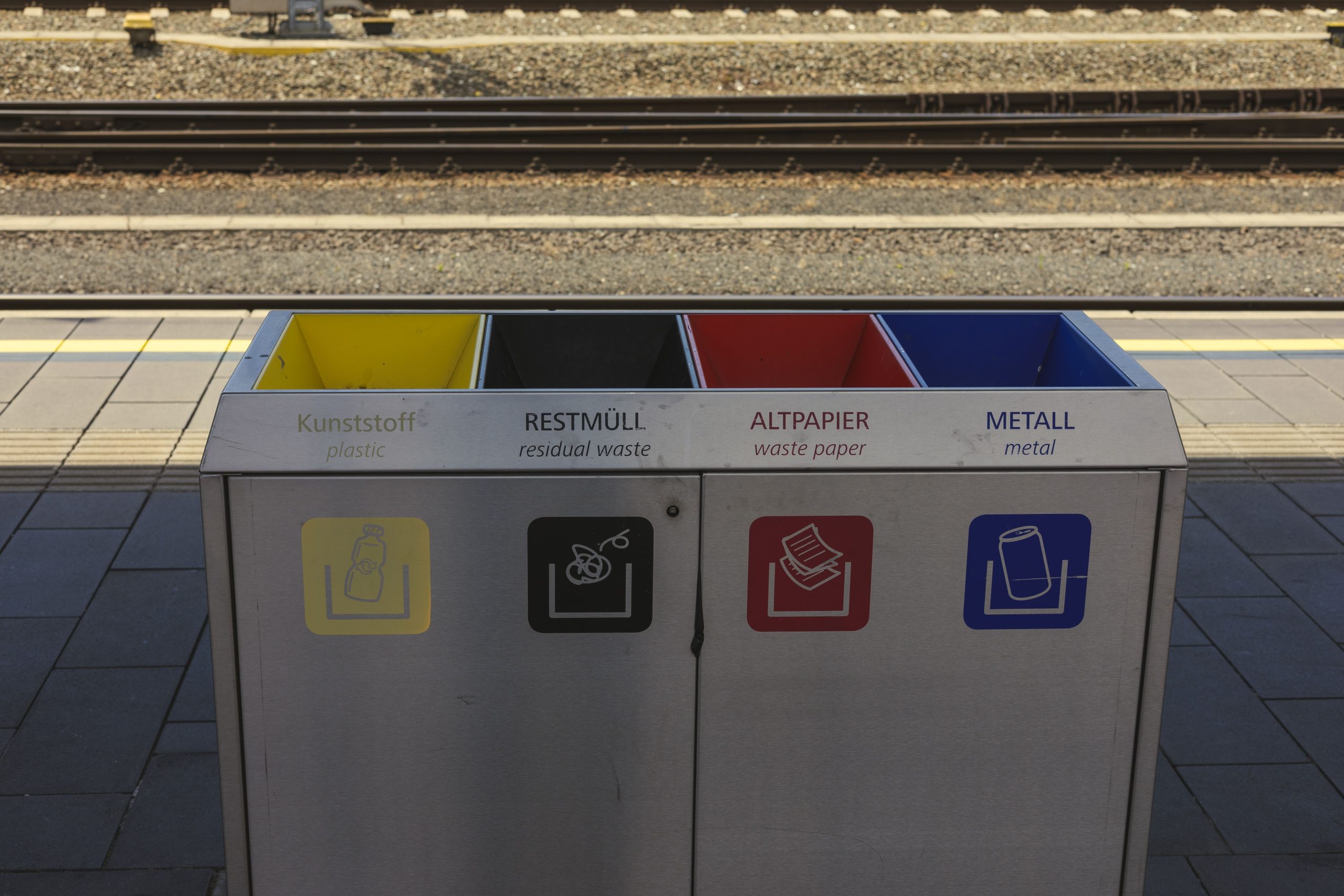 Poubelles de tri codifiées par couleur à une gare pour environnement durable