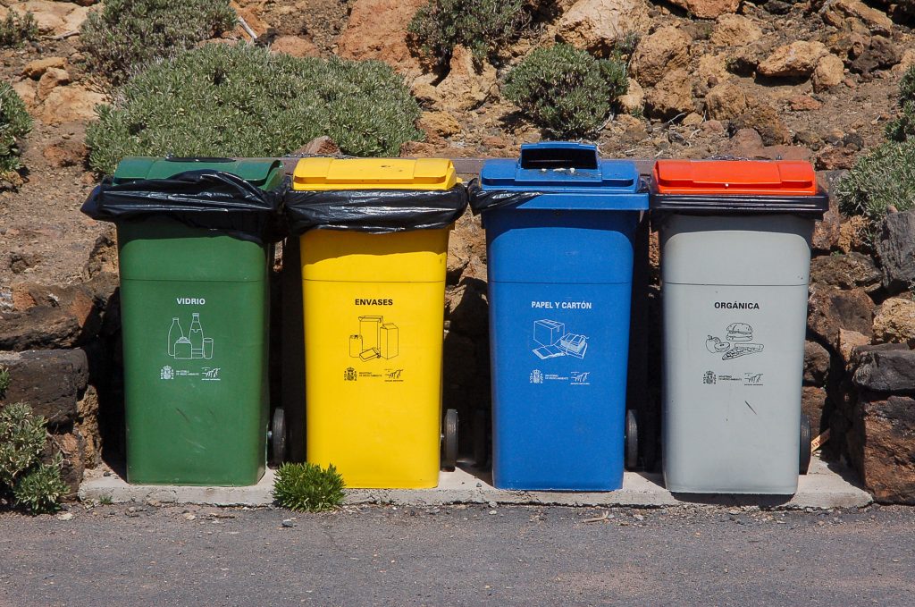 Quatre poubelles de tri pour verre, emballages, papier et déchets organiques
