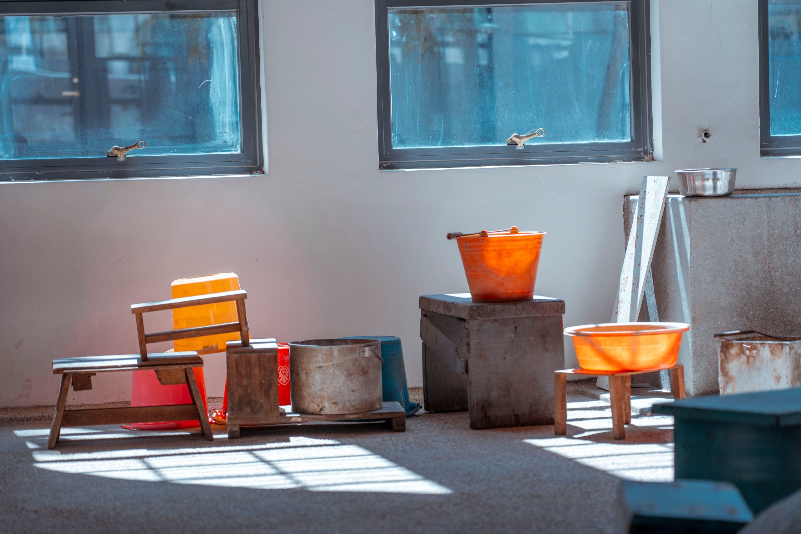 Seaux plastique vintage dans décor rustique