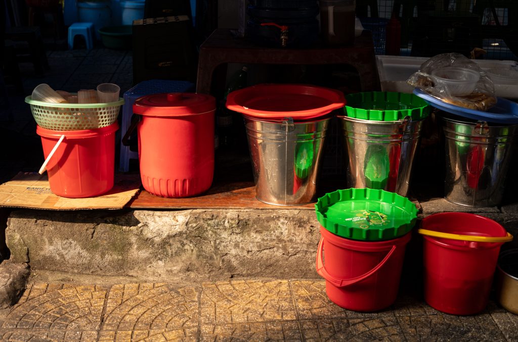 Variété de seaux plastique et métal colorés