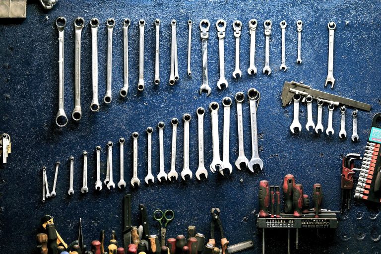 Clés et outils rangés sur mur atelier