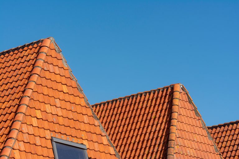 Toiture rouge sous ciel bleu dégagé