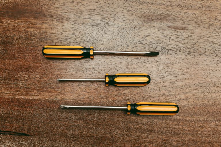 Trois tournevis cruciformes sur table en bois