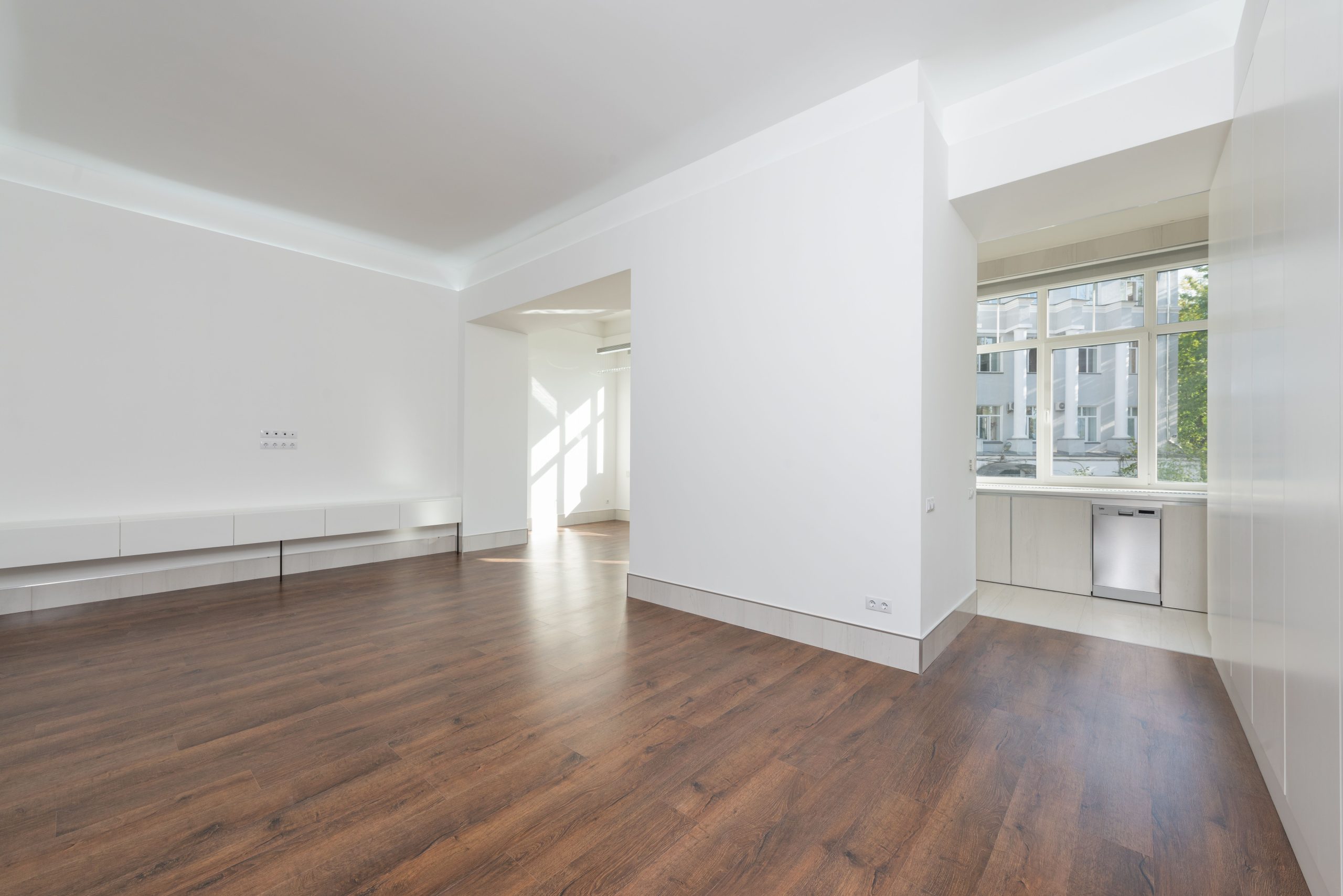 Appartement contemporain aux murs blancs et parquet