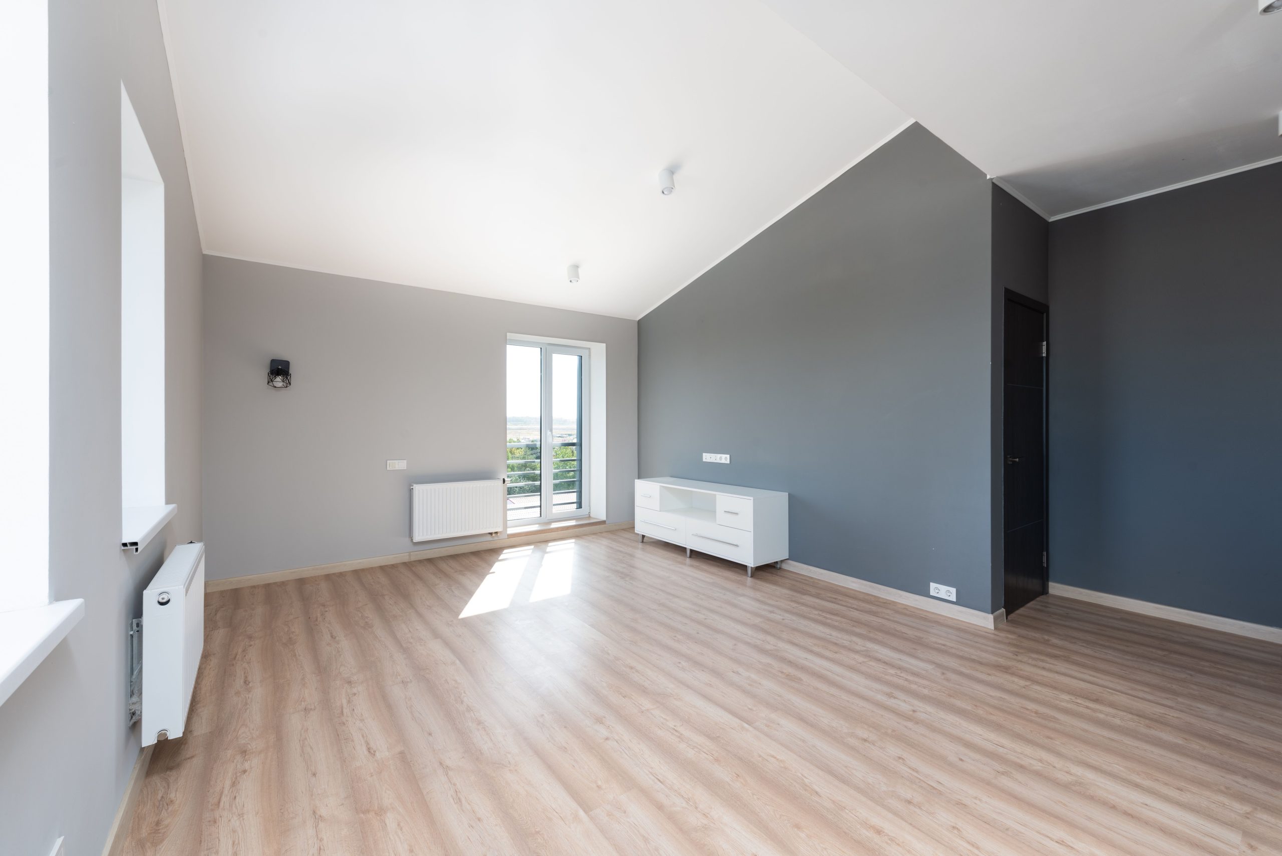 Appartement vide avec parquet et grandes fenetres