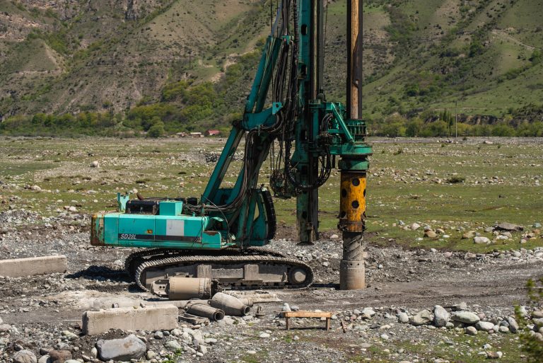 Carotteuse en action sur un chantier extérieur