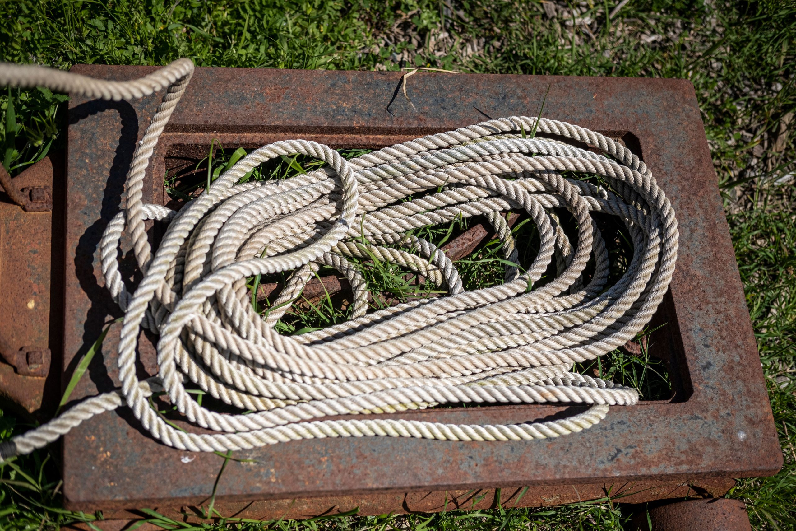 Corde traction enroulée cadre rouillé