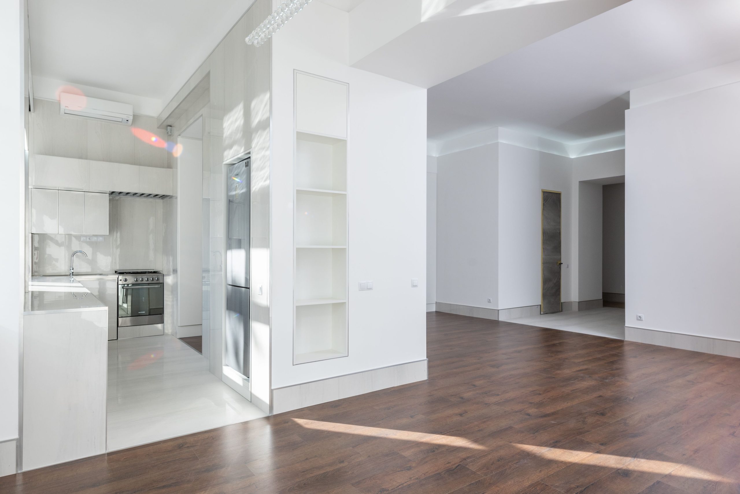 Interieur moderne avec cuisine ouverte et parquet