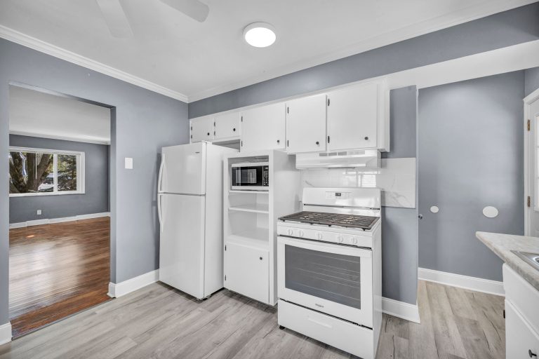 Cuisine renovee avec meubles blancs modernes